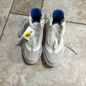 NWOB SZ 5 Sorel Out N About sneakers